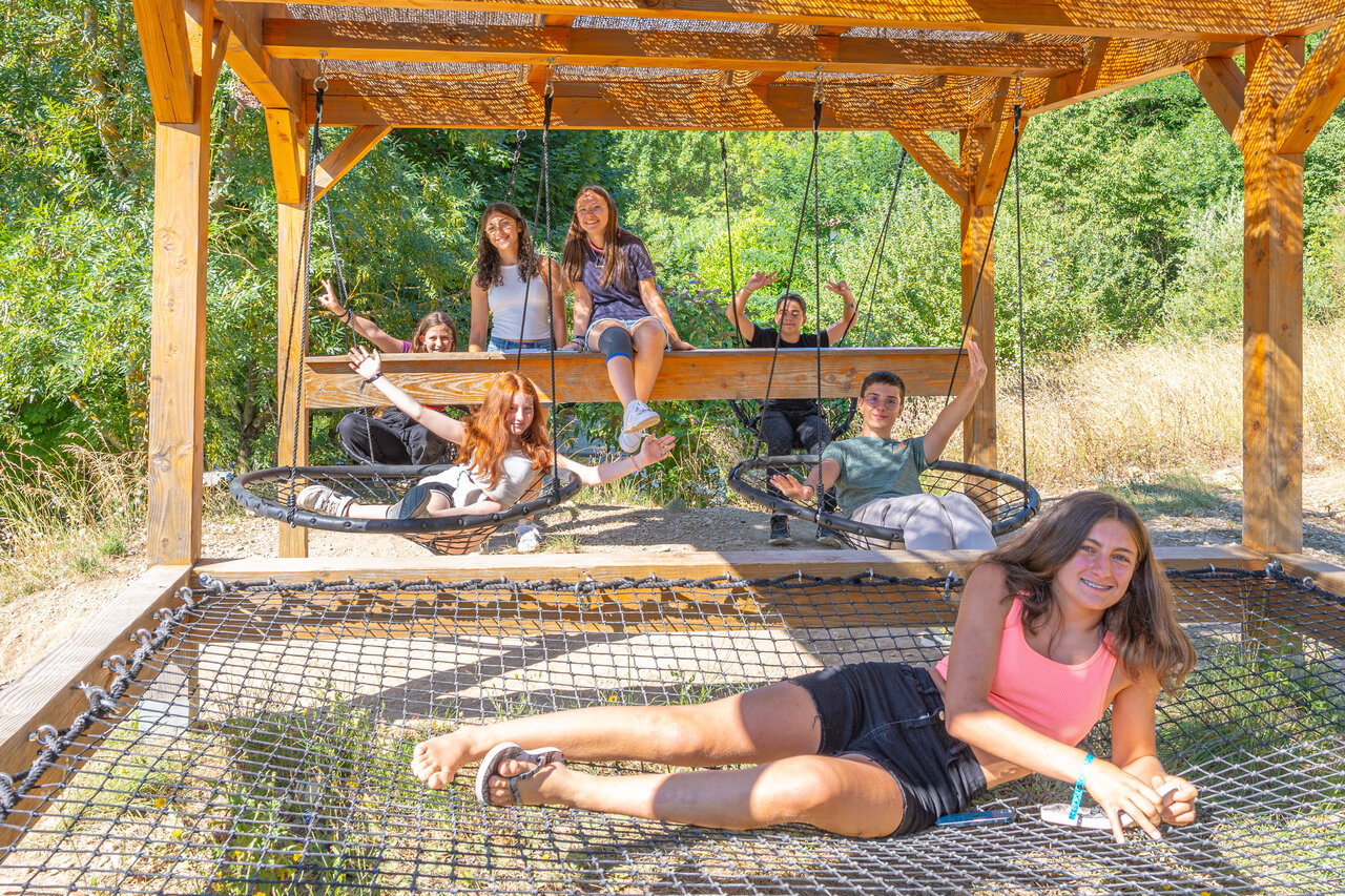 Jeunes s'amusant sur balan�oires et filet au camping CLICOCHIC Source du Jabron � Comps (26).