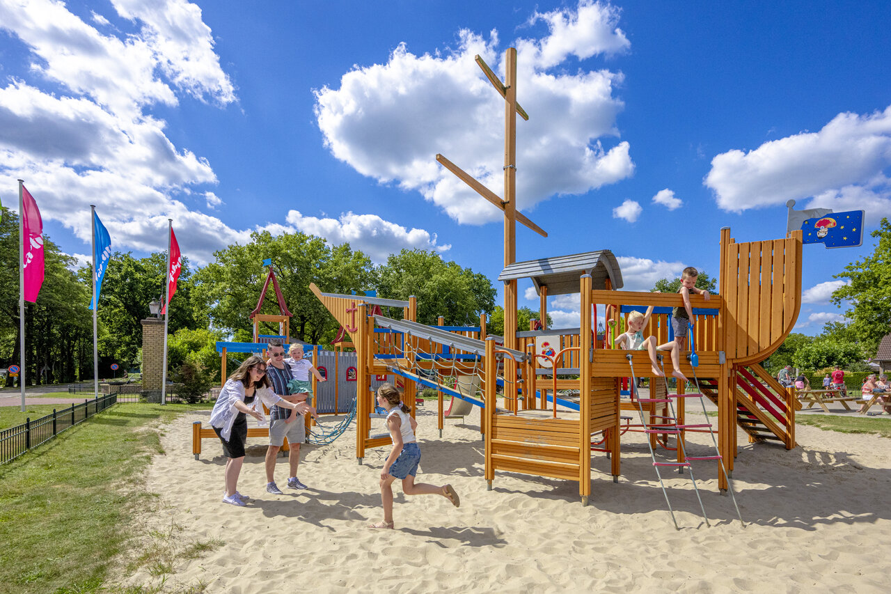 Grande aire de jeux bateau pirate avec enfants au camping CAPFUN De Sprookjescamping � Rheeze.