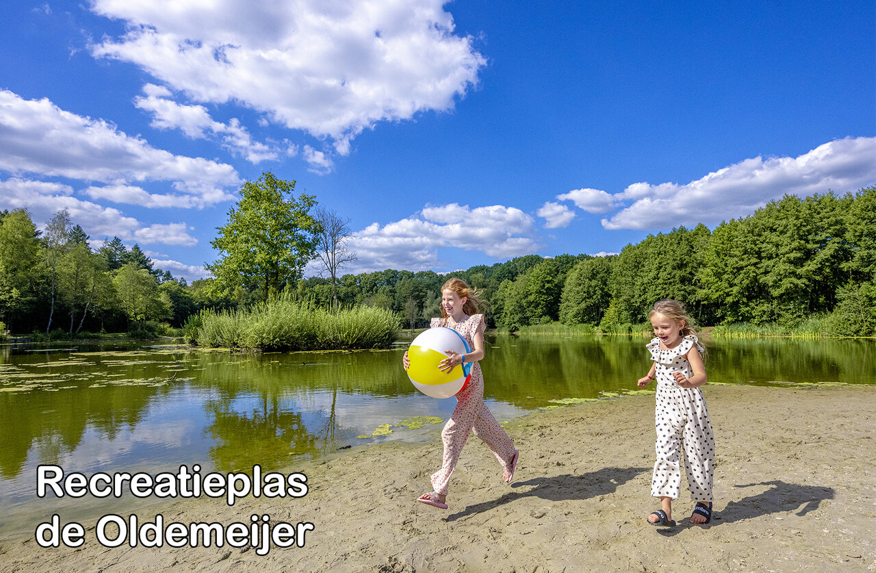 Lac r�cr�atif de Oldemeijer avec enfants jouant sur la plage de sable.