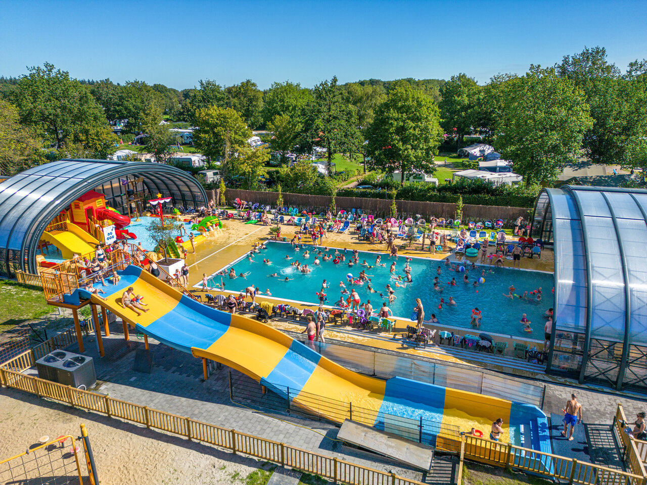 Grand complexe aquatique avec toboggans au camping CAPFUN De Sprookjescamping � Rheeze.