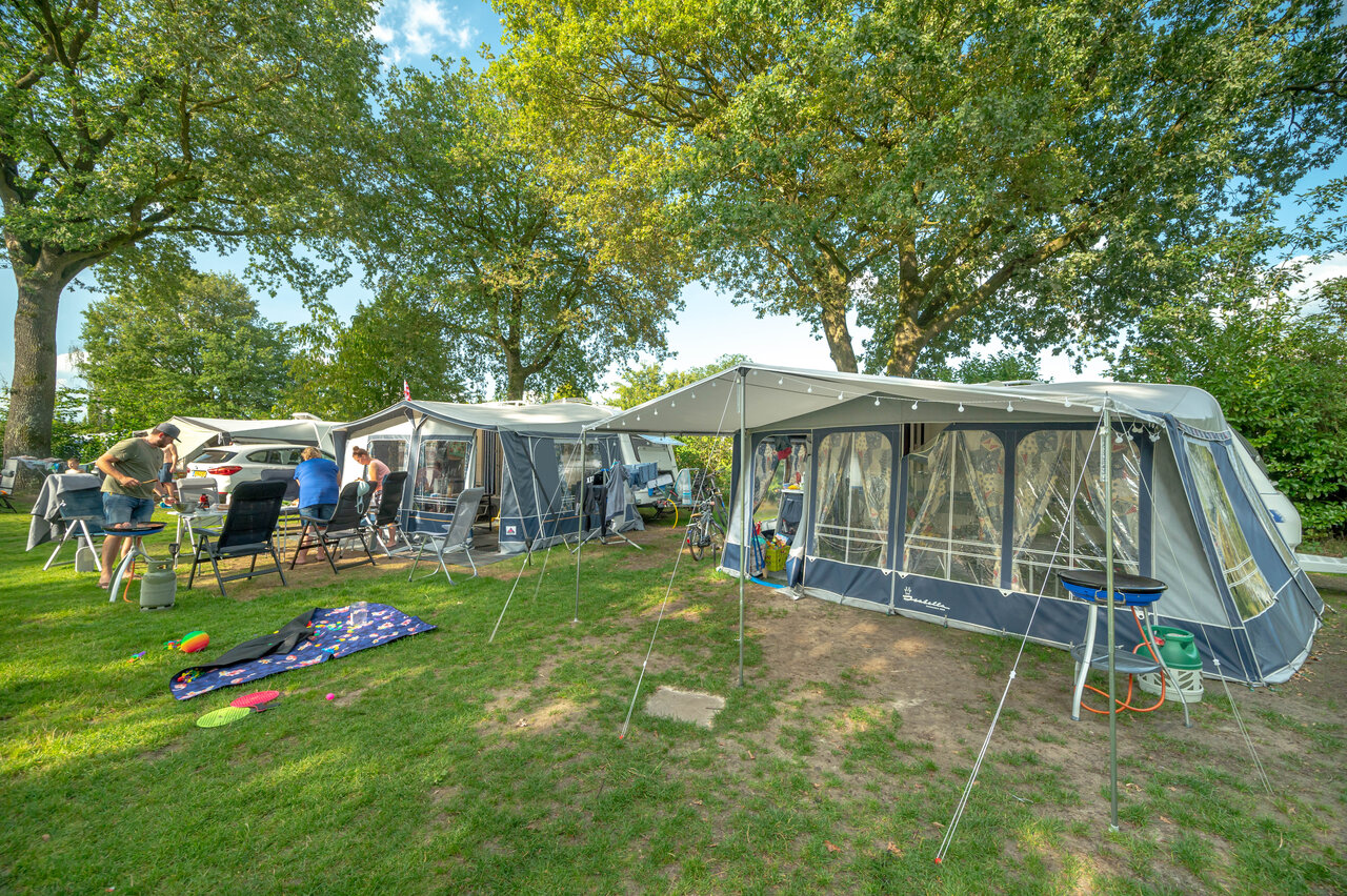 Emplacements spacieux pour caravanes avec auvents et familles au camping CAPFUN De Sprookjescamping � Rheeze.