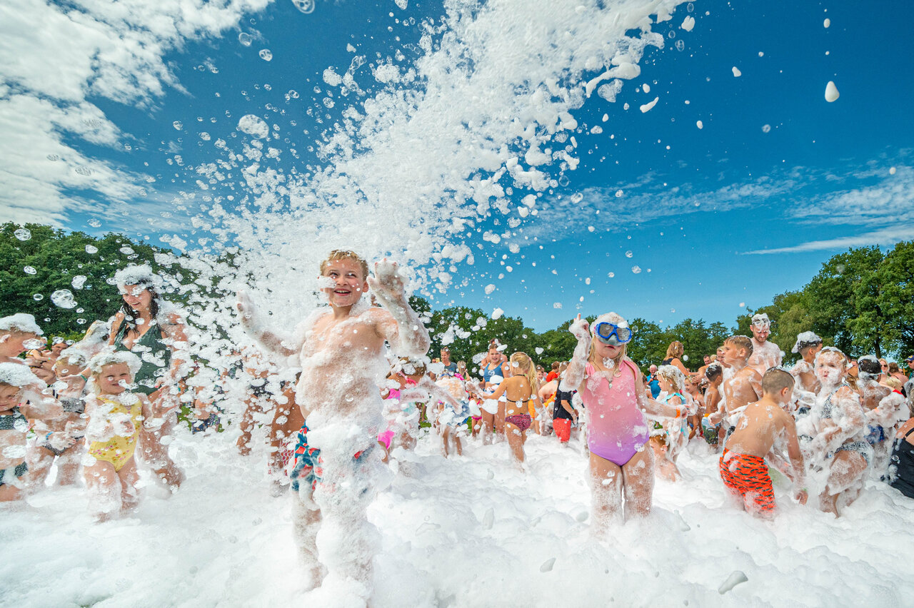 F�te de la mousse avec enfants et adultes au camping CAPFUN De Sprookjescamping � Rheeze.