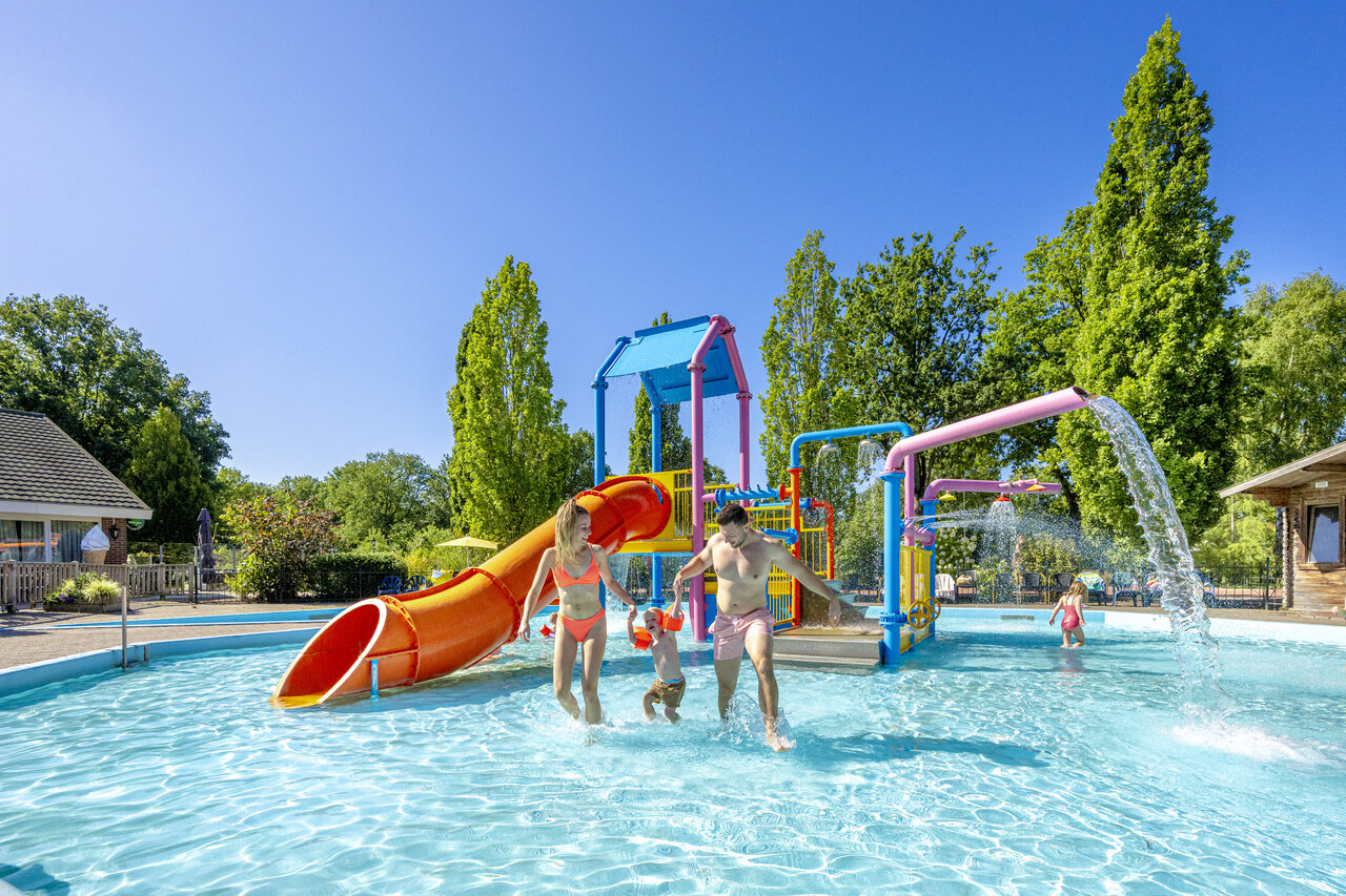 Piscine familiale, toboggan et jeux aquatiques au camping CAPFUN De Sprookjescamping � Rheeze.