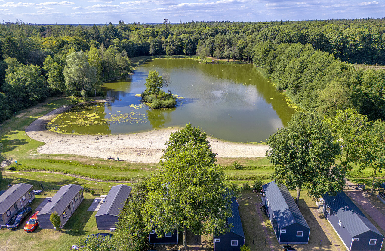 Vue a�rienne lac, plage de sable, Mobil-homes au camping CAPFUN De Sprookjescamping � Rheeze.
