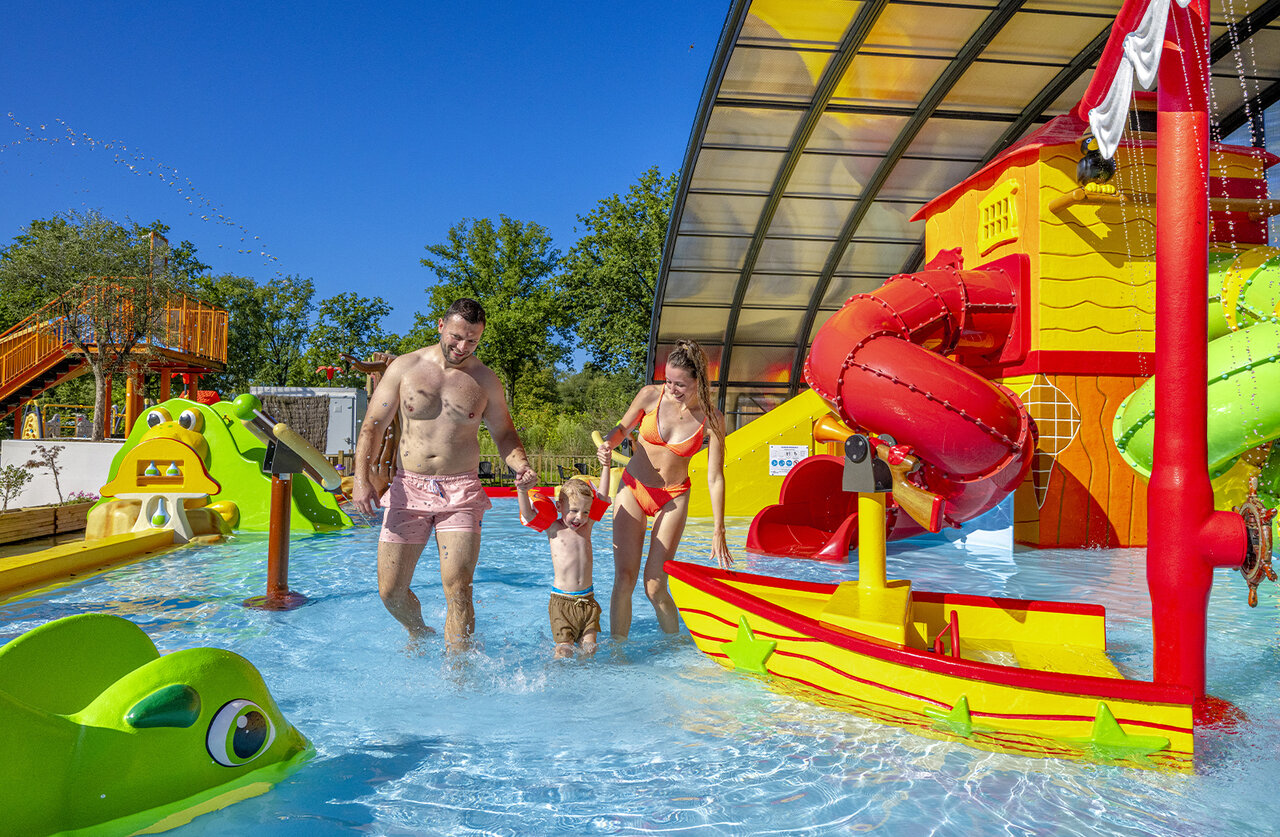 Famille profitant des jeux aquatiques et toboggans au camping CAPFUN De Sprookjescamping � Rheeze.