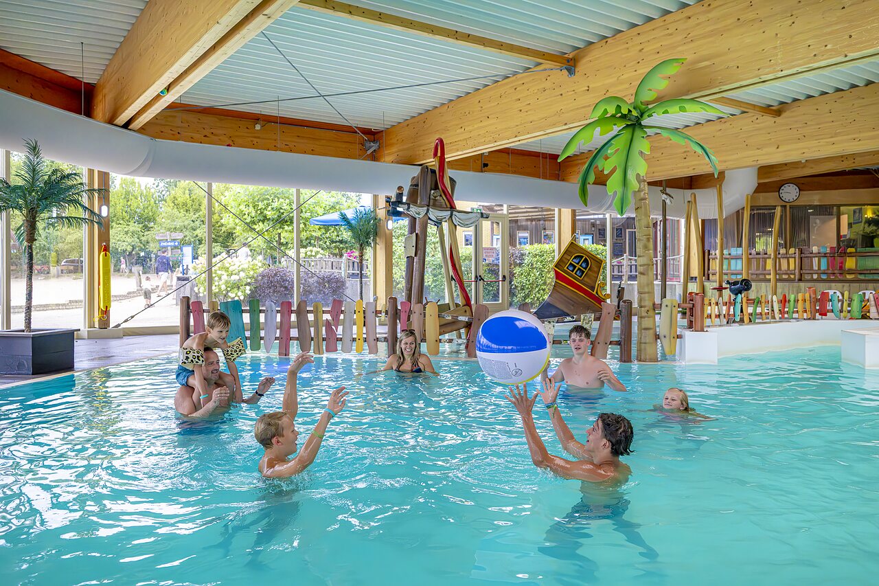 Piscine int�rieure familiale, jeux, au camping CAPFUN het Stoetenslagh � Rheezerveen.