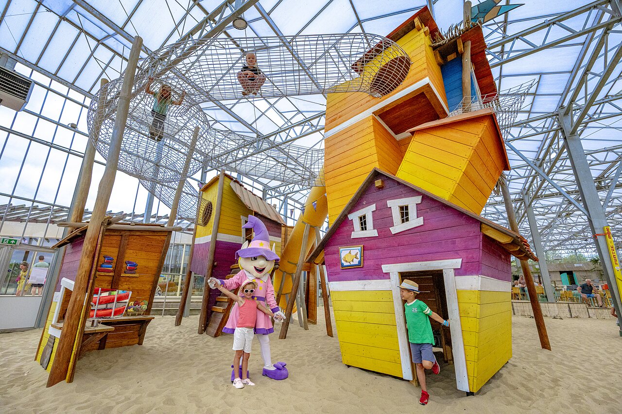 Aire de jeux int�rieure avec filets et cabanes au camping CAPFUN Vakantiepark Capfun het Stoetenslagh � Rheezerveen.