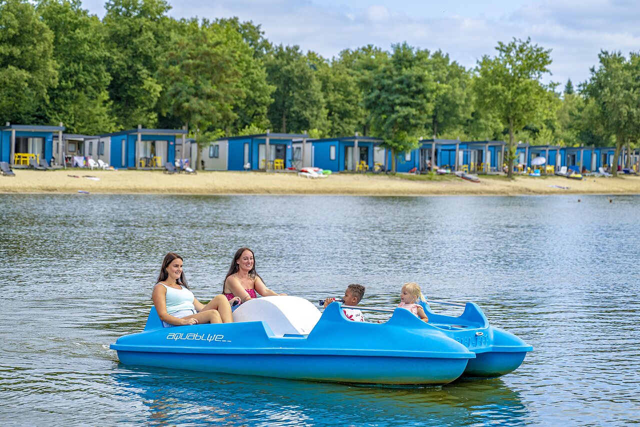P�dalo familial au camping CAPFUN Vakantiepark Capfun het Stoetenslagh � Rheezerveen.