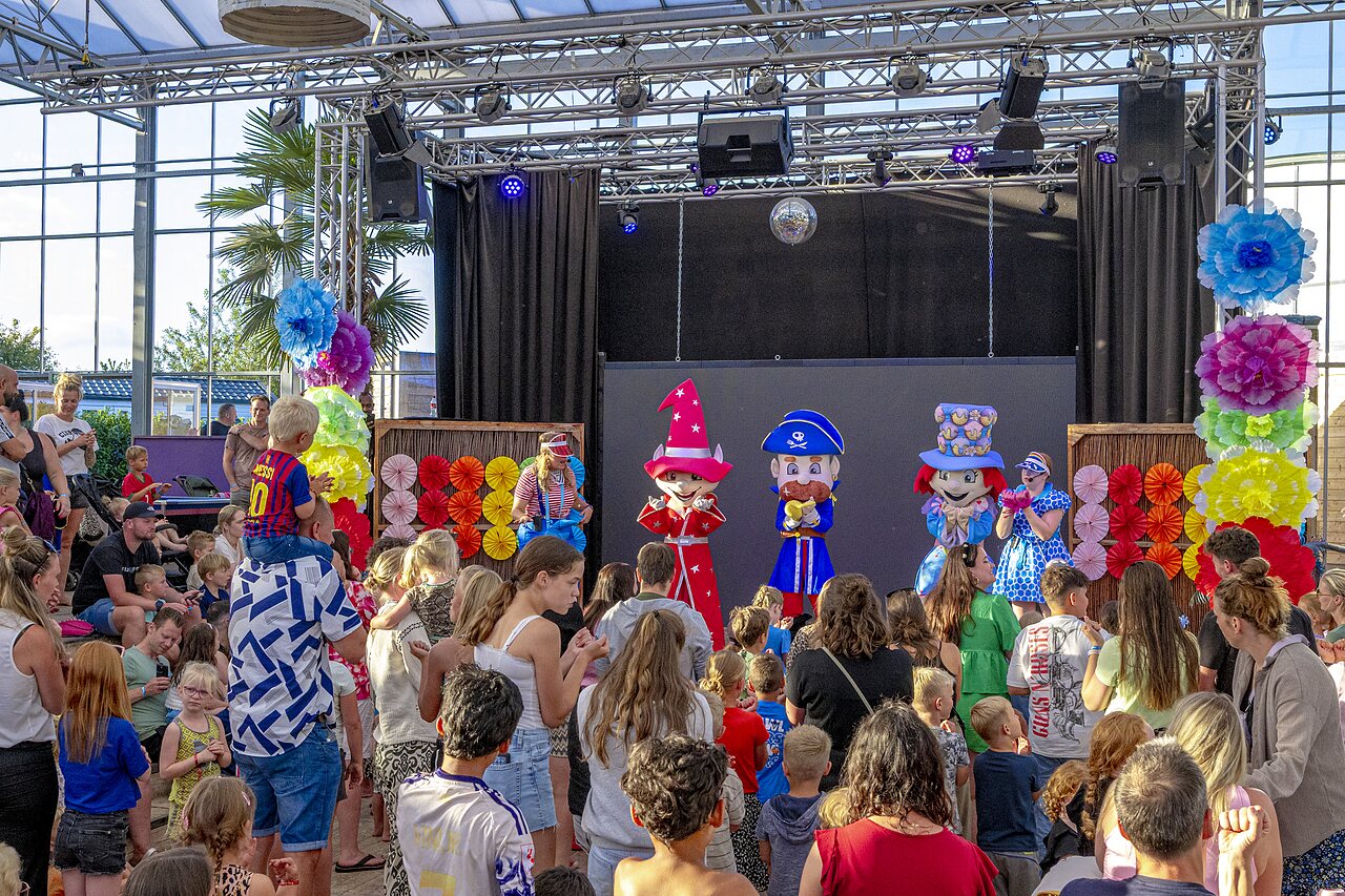 Spectacle d'animation avec mascottes et enfants au camping CAPFUN Vakantiepark Capfun het Stoetenslagh � Rheezerveen.