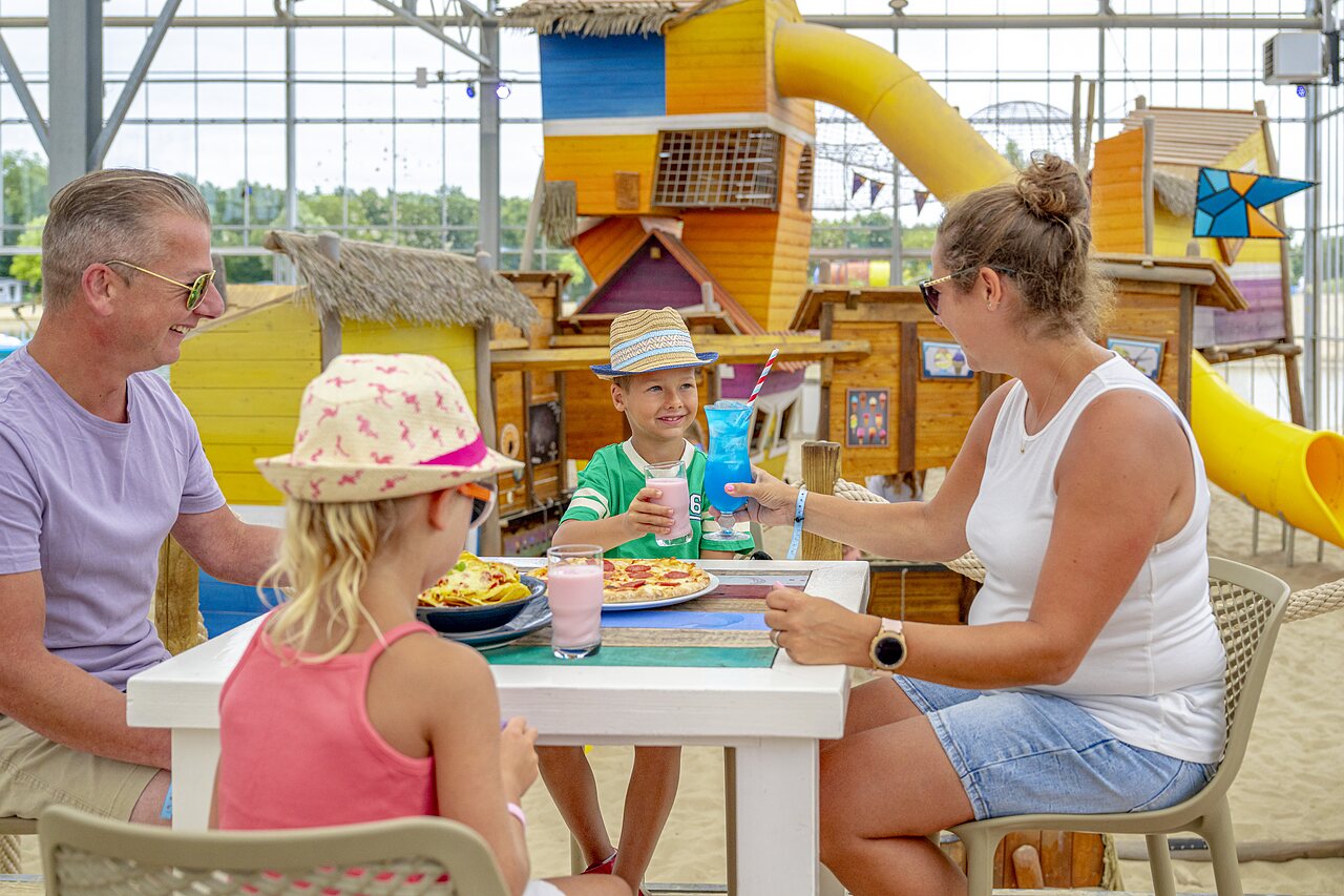 Restaurant int�rieur familial avec aire de jeux au camping CAPFUN Vakantiepark Capfun het Stoetenslagh � Rheezerveen.