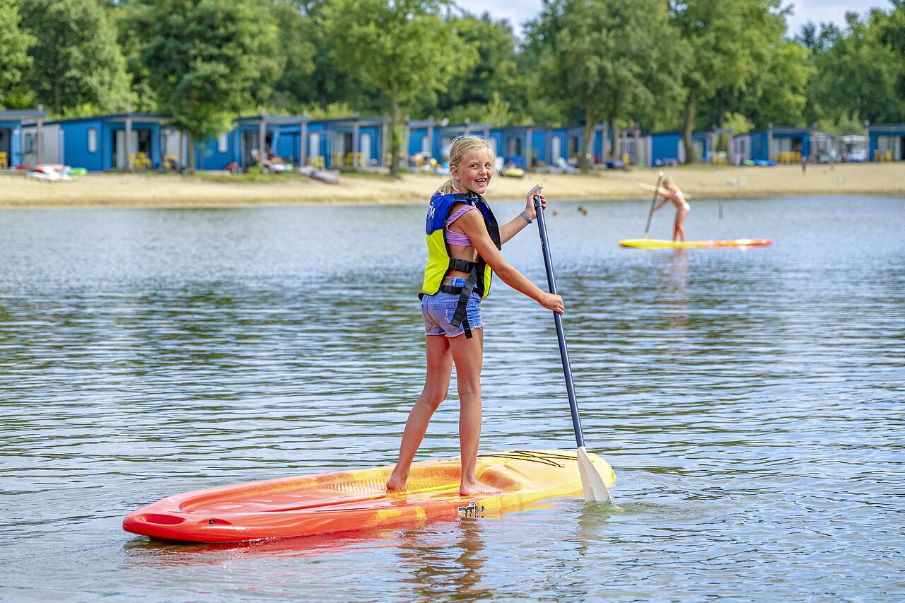 Paddleboard sur le lac, Mobil-homes au camping CAPFUN Vakantiepark Capfun het Stoetenslagh � Rheezerveen.