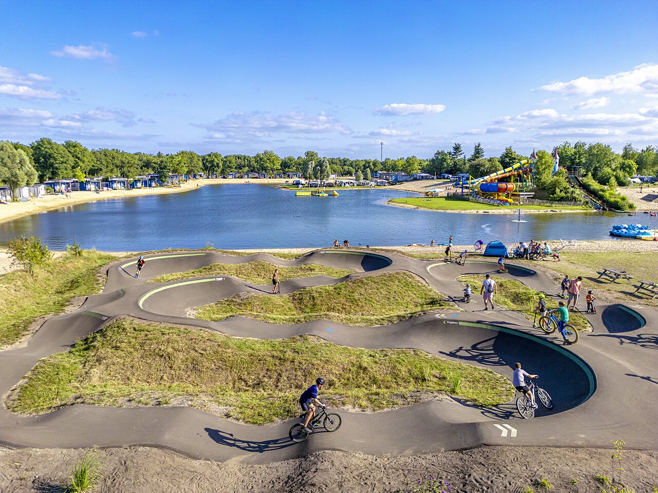 Piste de pumptrack et plage de lac au camping CAPFUN Vakantiepark Capfun het Stoetenslagh � Rheezerveen.