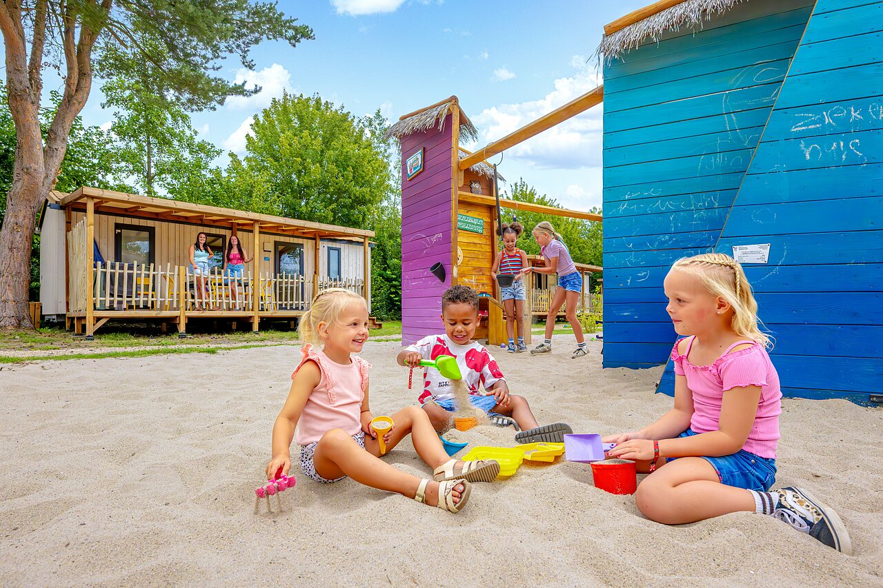 Enfants jouant dans le sable, aire de jeux Capfun � Rheezerveen.