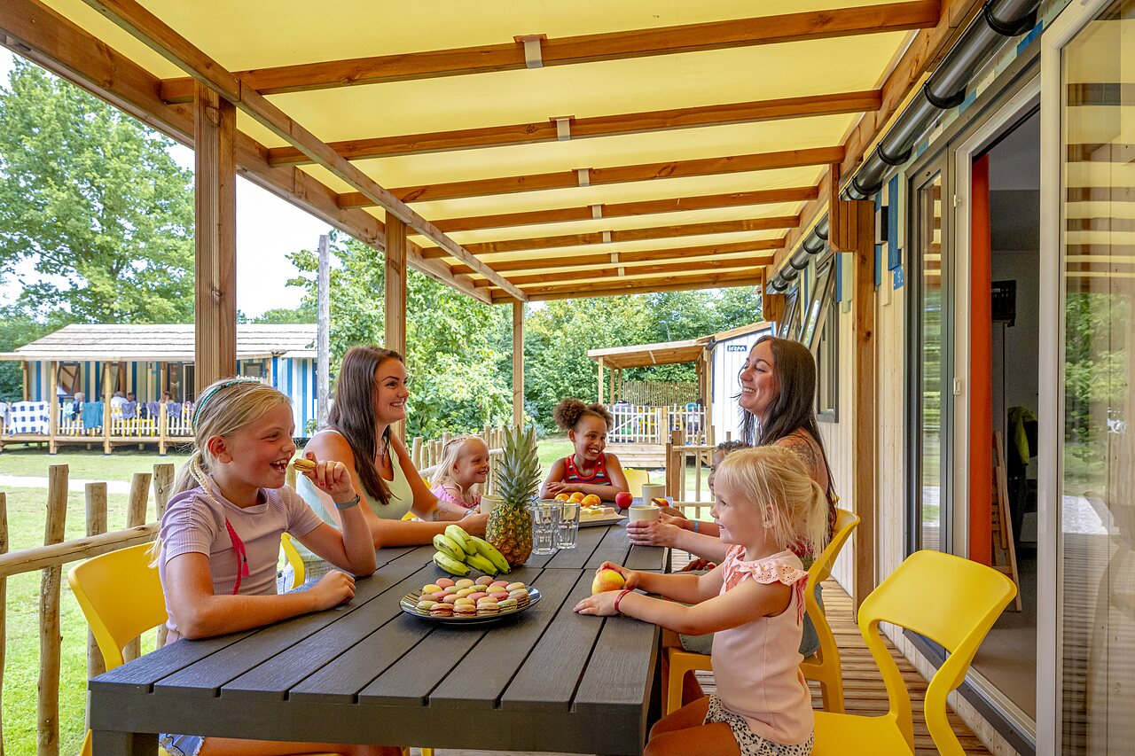 Terrasse couverte Mobil-home avec famille au camping CAPFUN Vakantiepark Capfun het Stoetenslagh � Rheezerveen.