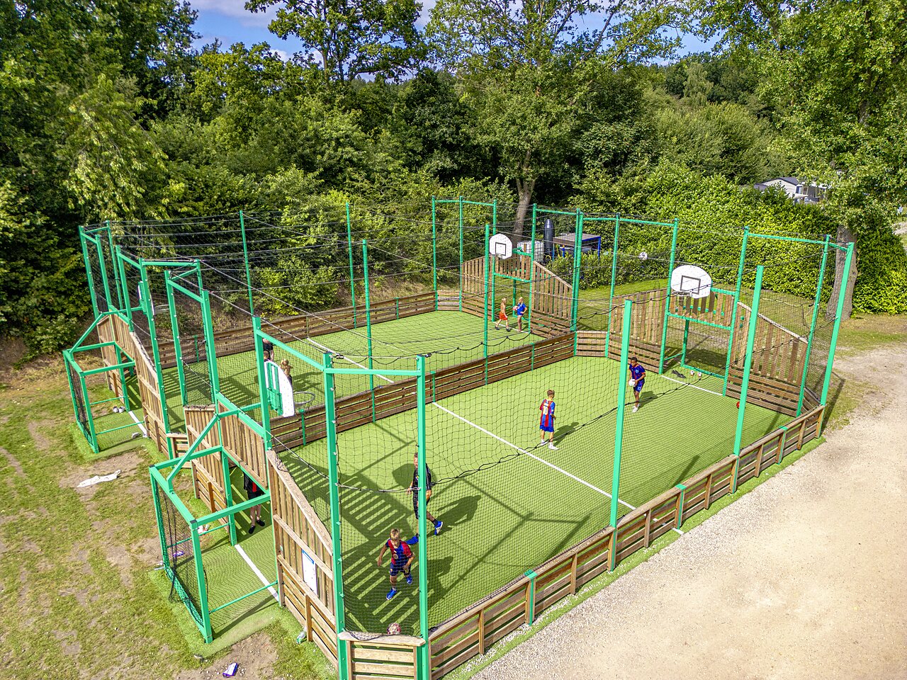 Terrain multisport avec enfants jouant au camping CAPFUN Vakantiepark Capfun het Stoetenslagh � Rheezerveen.