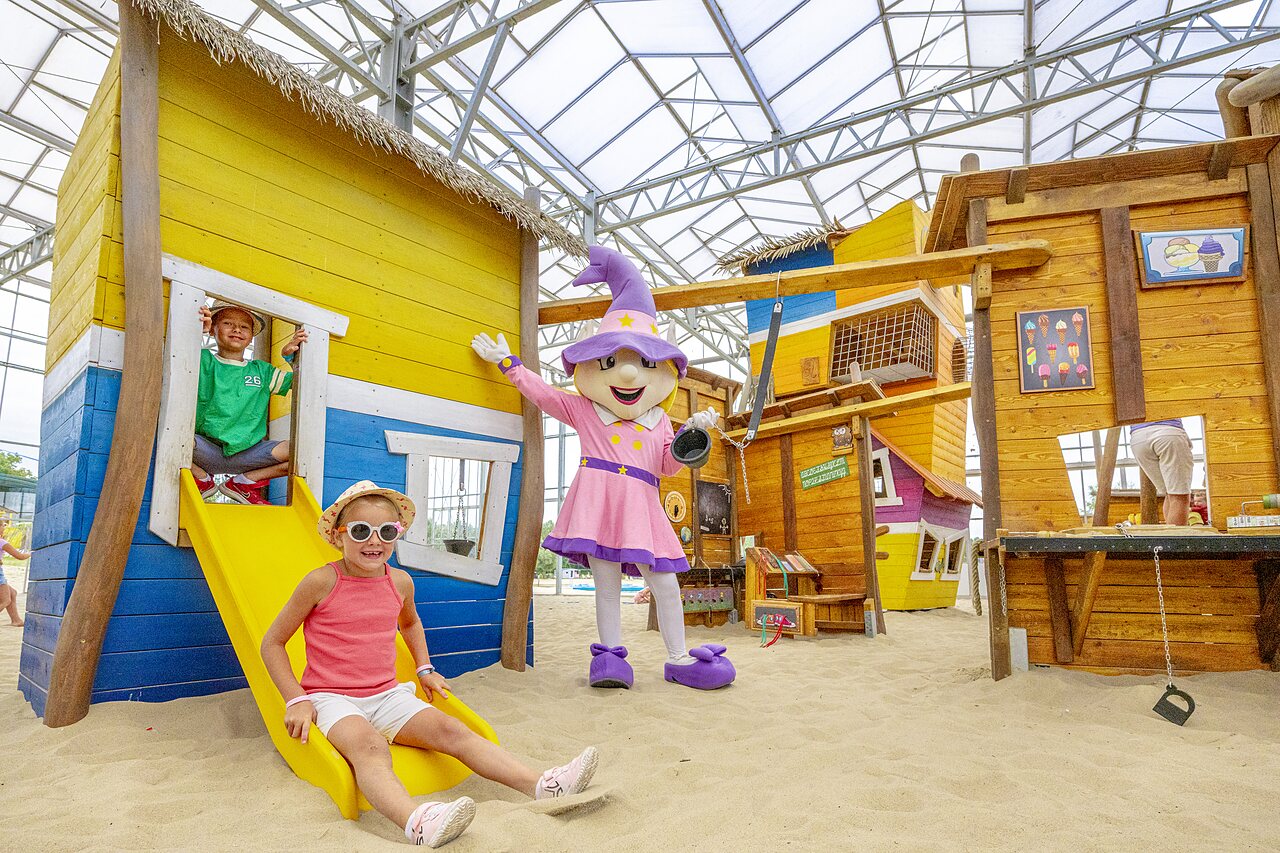 Enfants sur toboggan dans l'aire de jeux int�rieure au camping CAPFUN � Rheezerveen.