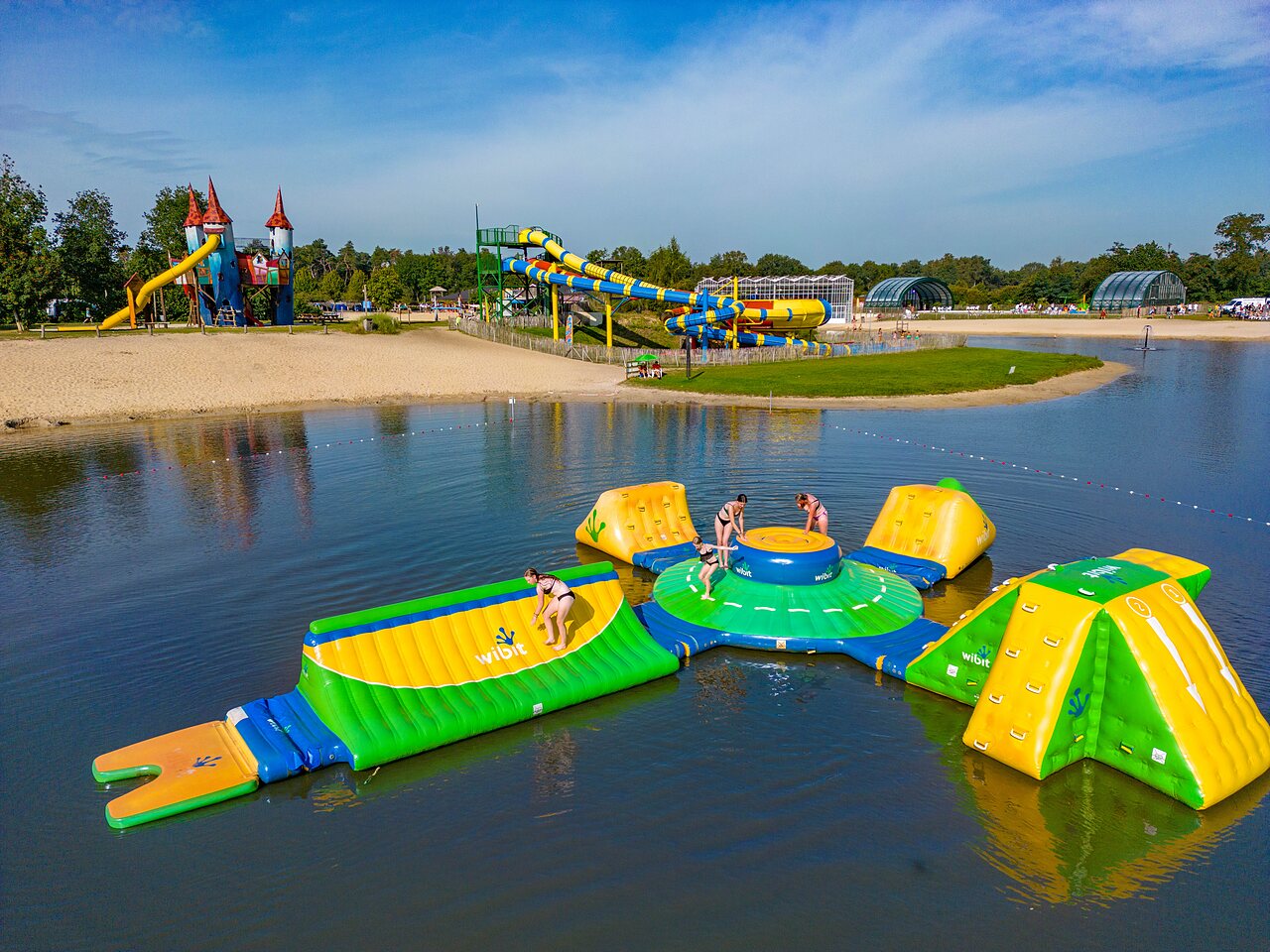 Parc aquatique gonflable et toboggans g�ants au CAPFUN Vakantiepark Capfun het Stoetenslagh.