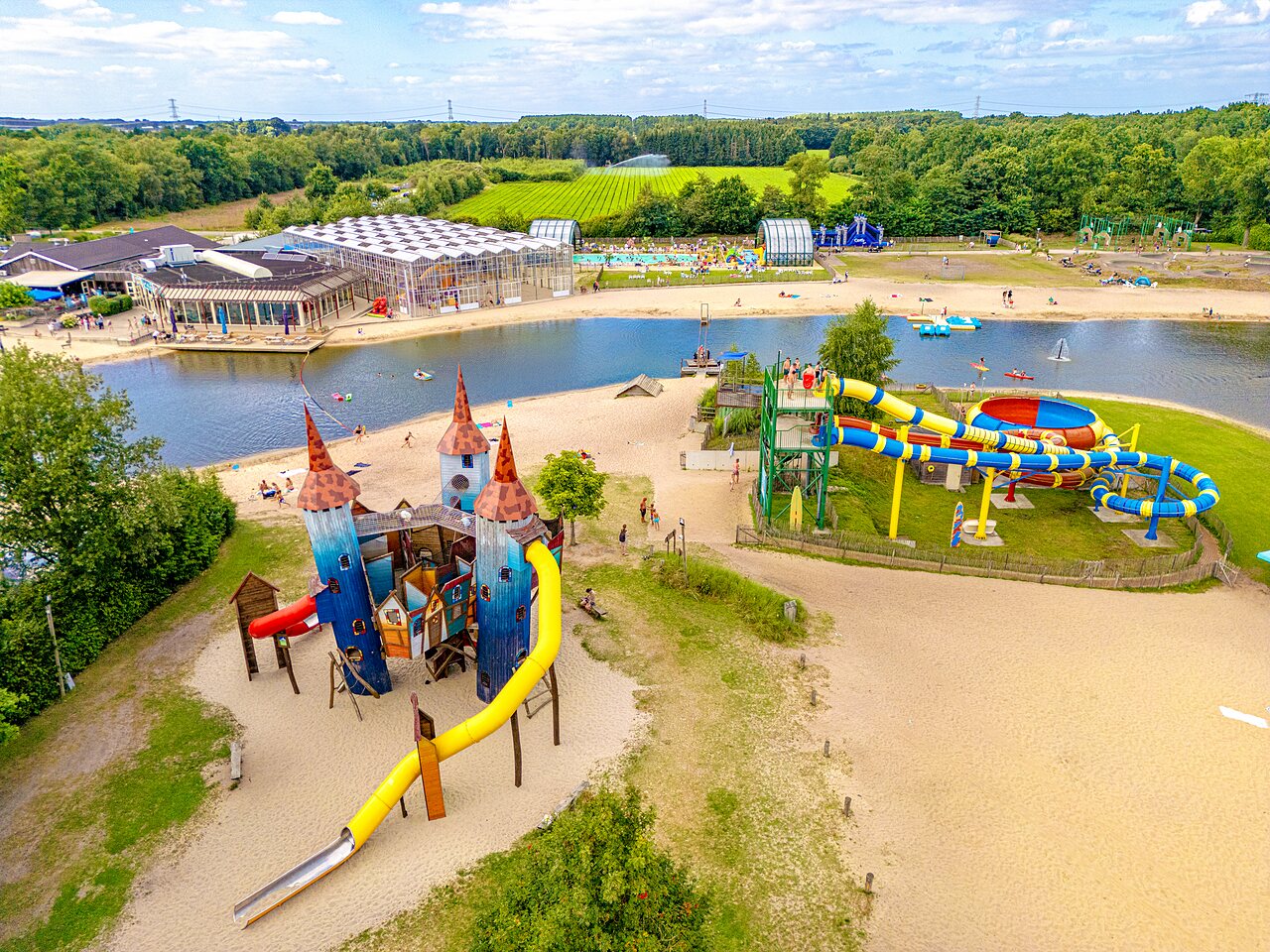 Aire de jeux, toboggans, lac au camping CAPFUN Vakantiepark Capfun het Stoetenslagh � Rheezerveen.