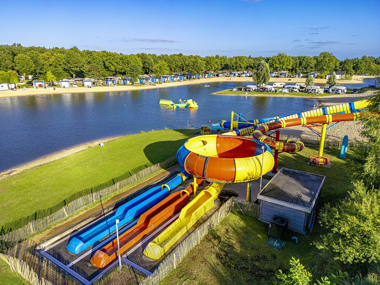 Toboggans aquatiques g�ants et plage lacustre au camping CAPFUN Vakantiepark Capfun het Stoetenslagh.