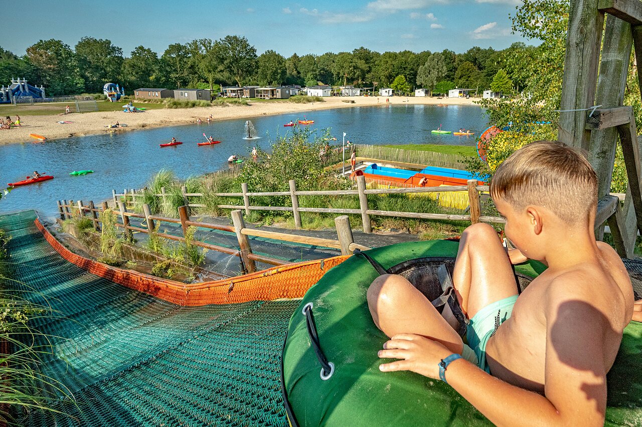 Toboggan aquatique, lac au camping CAPFUN Vakantiepark Capfun het Stoetenslagh � Rheezerveen.