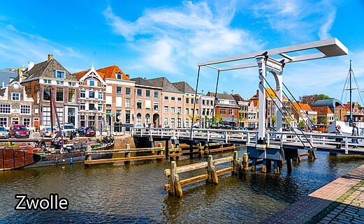 Pont-levis sur un canal bord� de maisons historiques � Zwolle, Pays-Bas.
