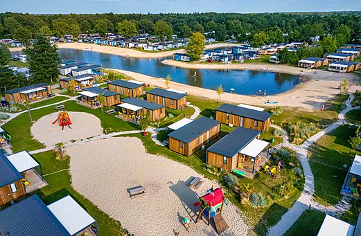 Vue a�rienne du camping avec Mobil-homes et plage au camping CAPFUN Vakantiepark Capfun het Stoetenslagh � Rheezerveen.