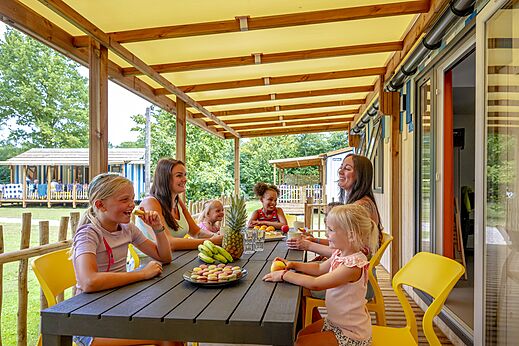 Terrasse couverte Mobil-home avec famille au camping CAPFUN Vakantiepark Capfun het Stoetenslagh � Rheezerveen.