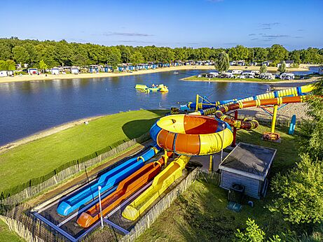 Toboggans aquatiques g�ants et plage lacustre au camping CAPFUN Vakantiepark Capfun het Stoetenslagh.