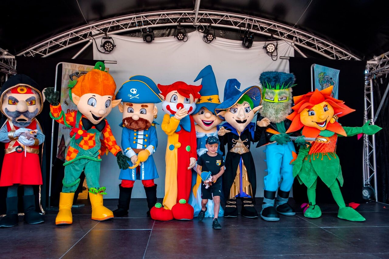 Mascottes et enfant sur sc�ne, animation au camping CAPFUN Sud Land � Labenne-Ocean.