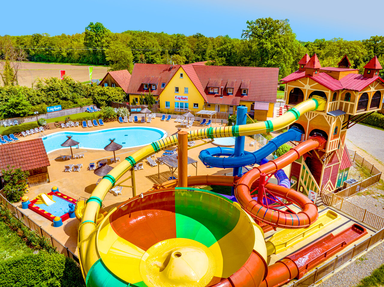Toboggans g�ants et piscine ext�rieure au camping CAPFUN Suzel � Sainte-Croix-en-Plaine (68).