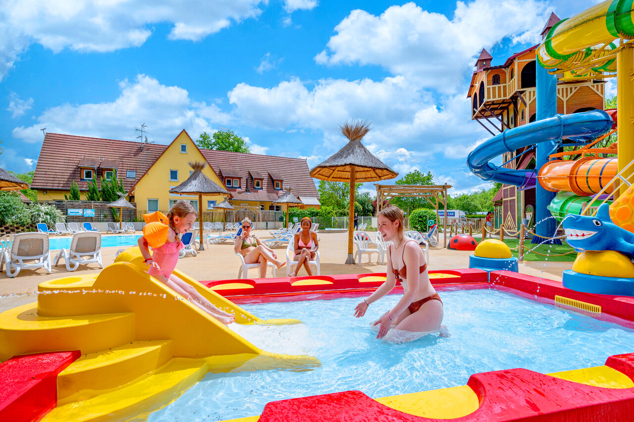 Piscine avec toboggans color�s et jeux aquatiques pour enfants au camping CAPFUN Suzel � Sainte-Croix-en-Plaine (68).