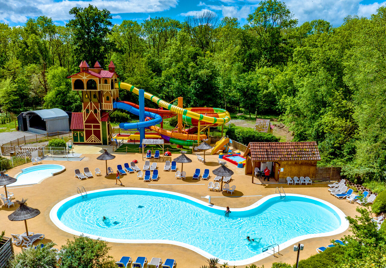 Parc aquatique avec piscines et toboggans g�ants au camping CAPFUN Suzel � Sainte-Croix-en-Plaine.