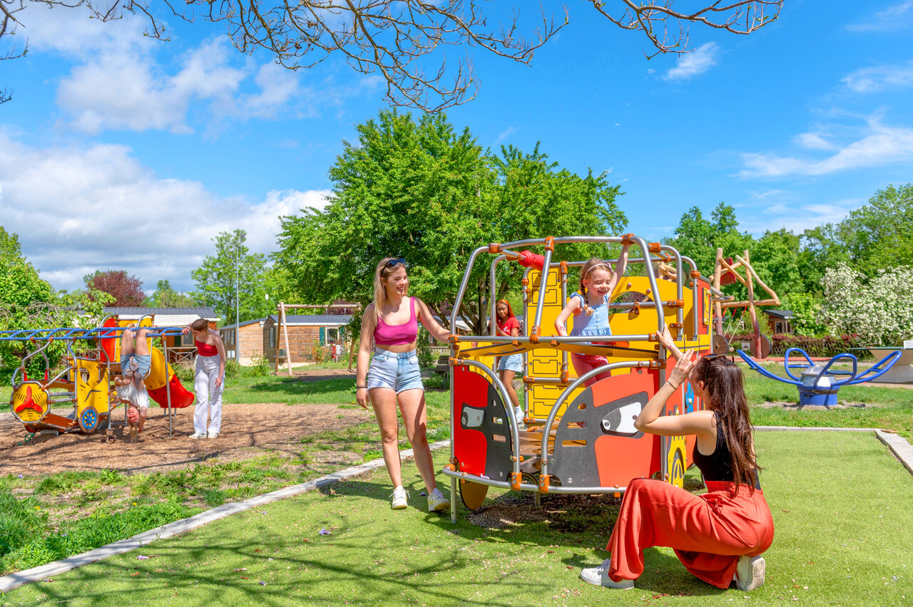 Enfants sur l'aire de jeux color�e, camping CAPFUN Suzel Sainte-Croix-en-Plaine (68).