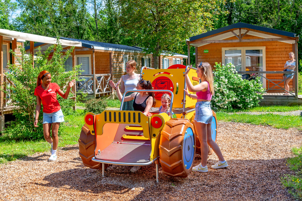 Aire de jeux color�e avec enfants et animateur au camping CAPFUN Suzel � Sainte-Croix-en-Plaine (68).