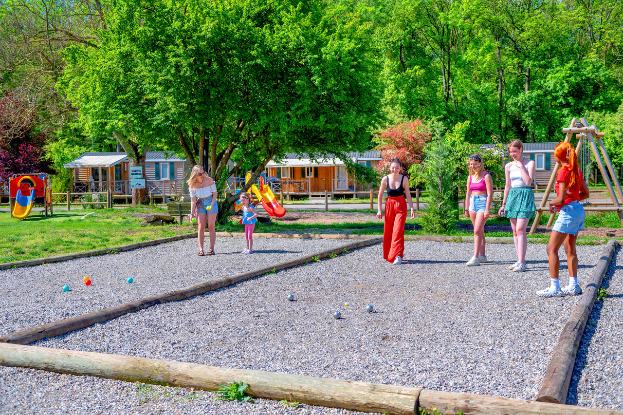 P�tanque sur le terrain du camping CAPFUN Suzel � Sainte-Croix-en-Plaine (68).