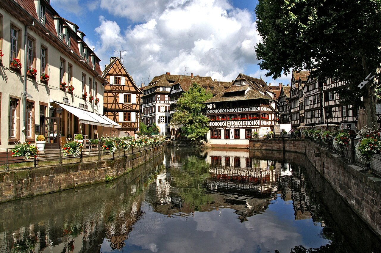 Quartier historique de la Petite France � Strasbourg, maisons � colombages et canal.