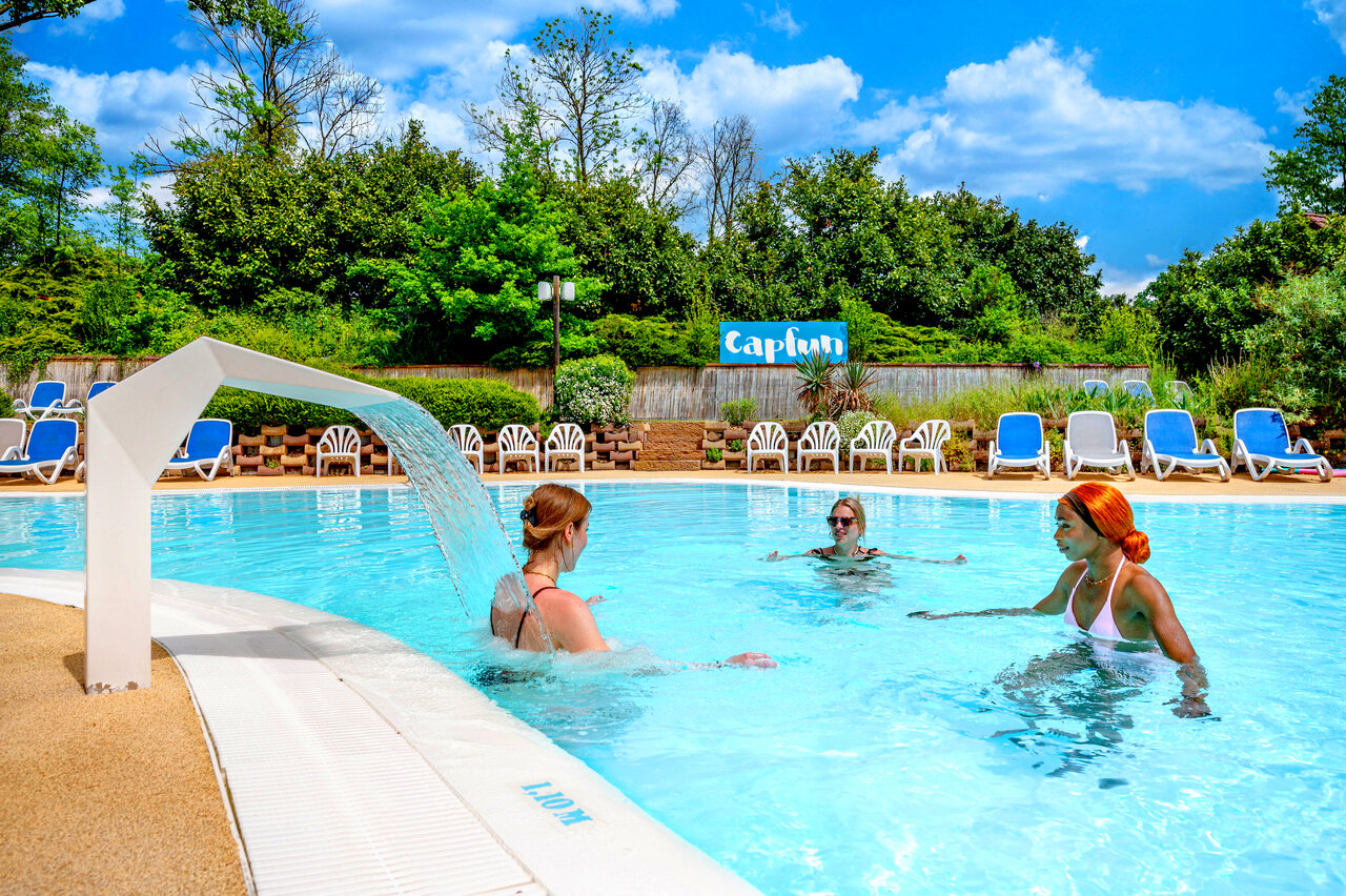 Piscine ext�rieure avec cascade au camping CAPFUN Suzel � Sainte-Croix-en-Plaine (68).
