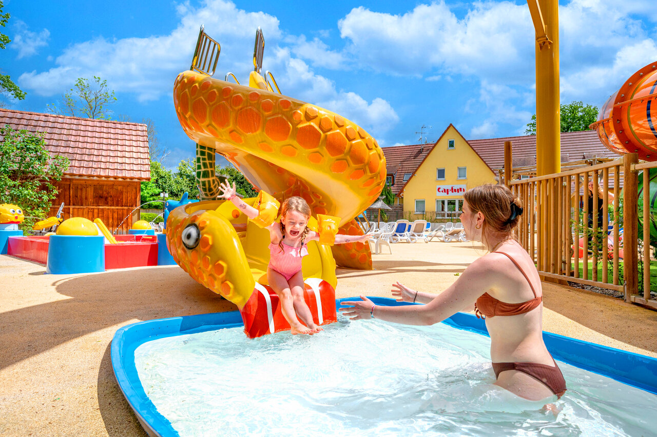 Toboggan aquatique tortue et pataugeoire pour enfants au camping CAPFUN Suzel � Sainte-Croix-en-Plaine (68).