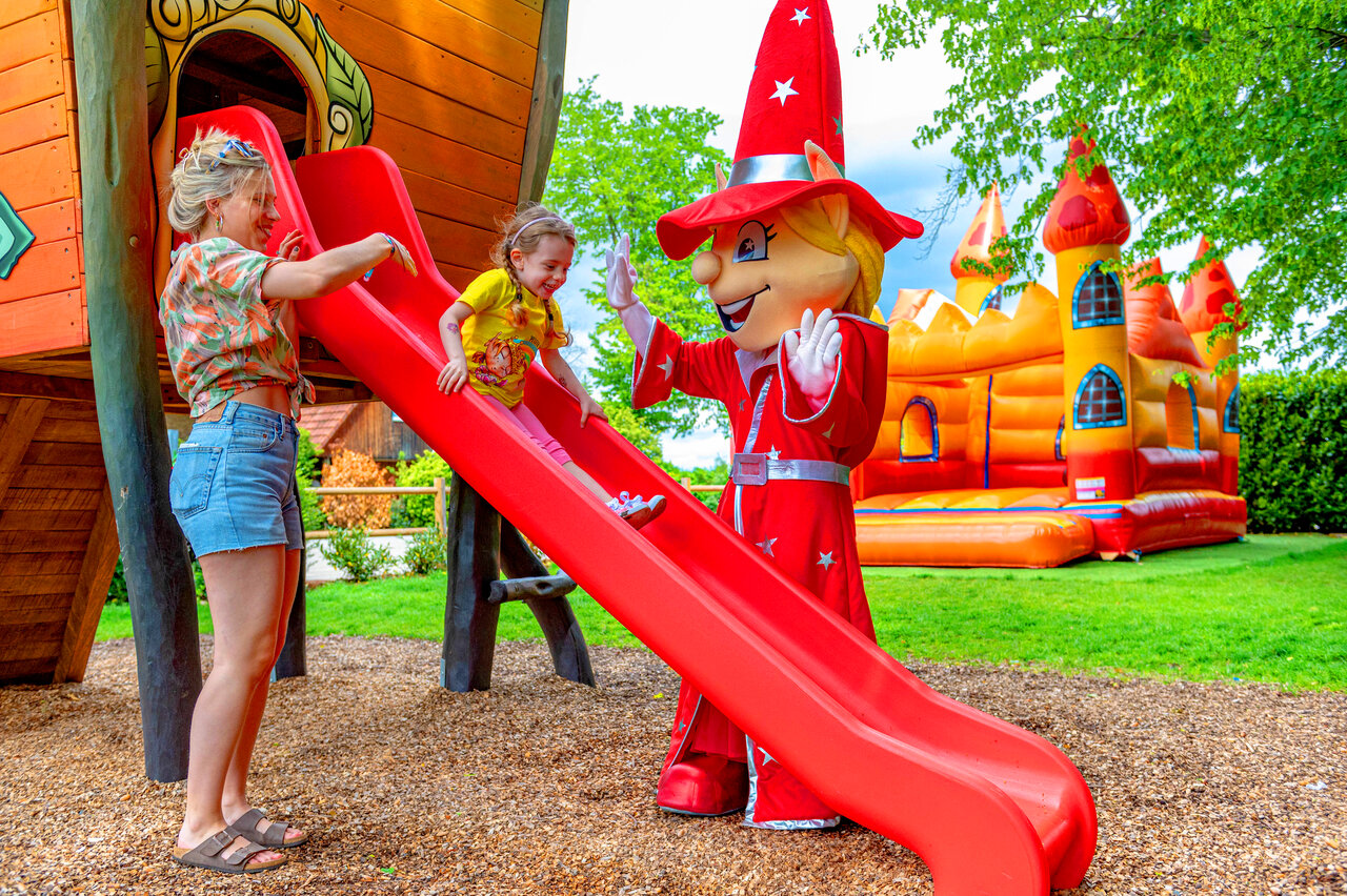 Jeux, mascotte au camping CAPFUN Suzel � Sainte-Croix-en-Plaine (68).