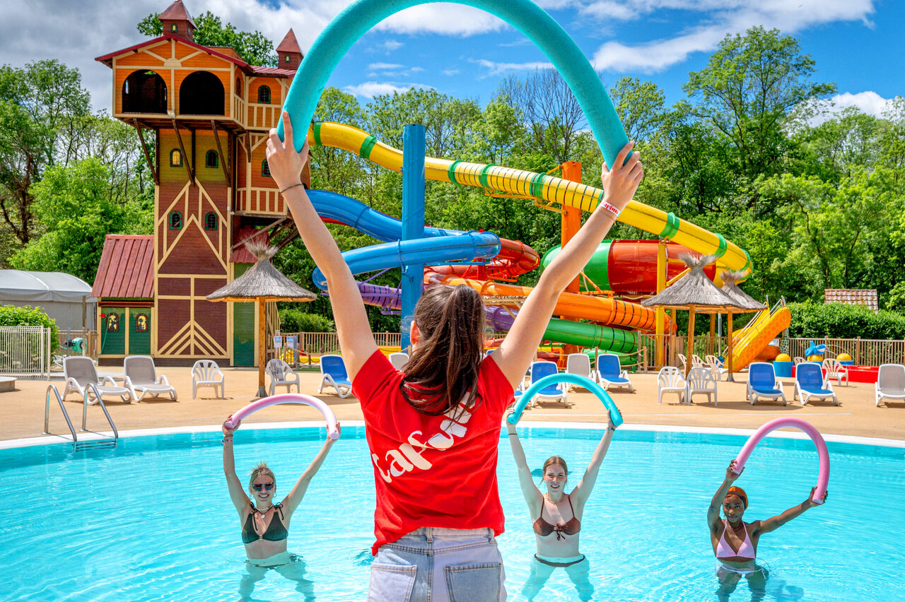 Animation aquatique et toboggans � la piscine du camping CAPFUN Suzel � Sainte-Croix-en-Plaine.