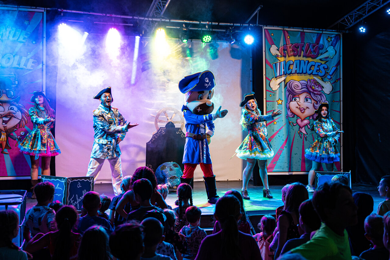Spectacle d'animation avec personnages et mascotte au camping CAPFUN Suzel � Sainte-Croix-en-Plaine.