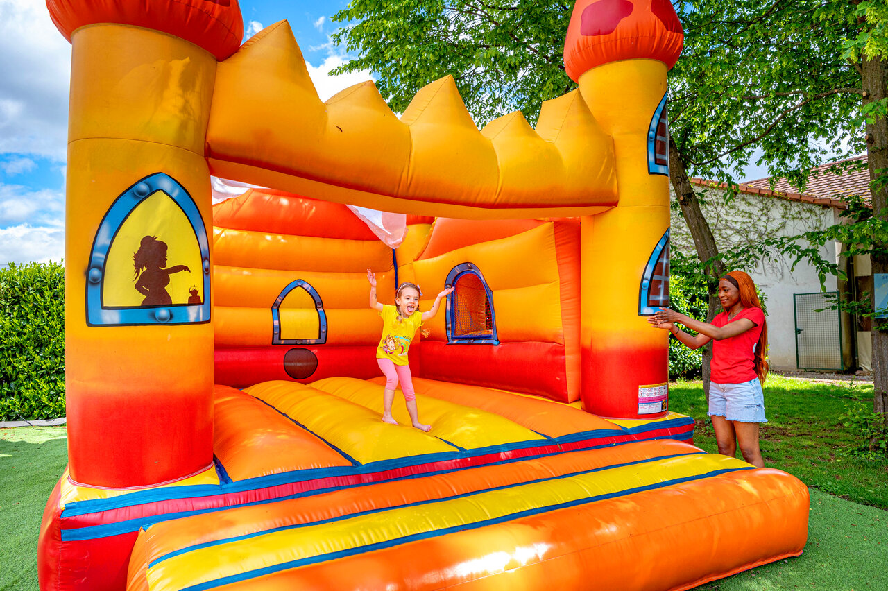 Ch�teau gonflable color� pour enfants au camping CAPFUN Suzel � Sainte-Croix-en-Plaine (68).