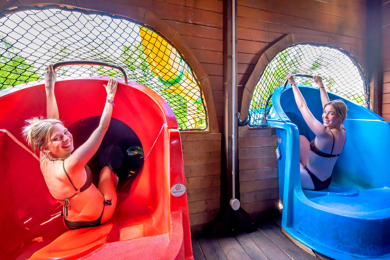 Jeunes femmes souriantes sur les toboggans aquatiques au camping CAPFUN Suzel � Sainte-Croix-en-Plaine (68).