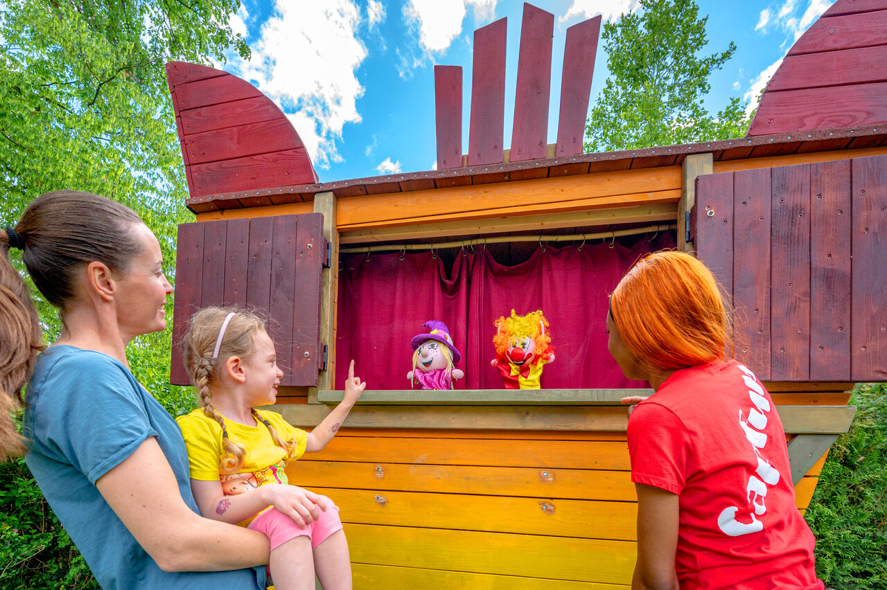 Spectacle de marionnettes pour enfants au camping CAPFUN Suzel � Sainte-Croix-en-Plaine (68).