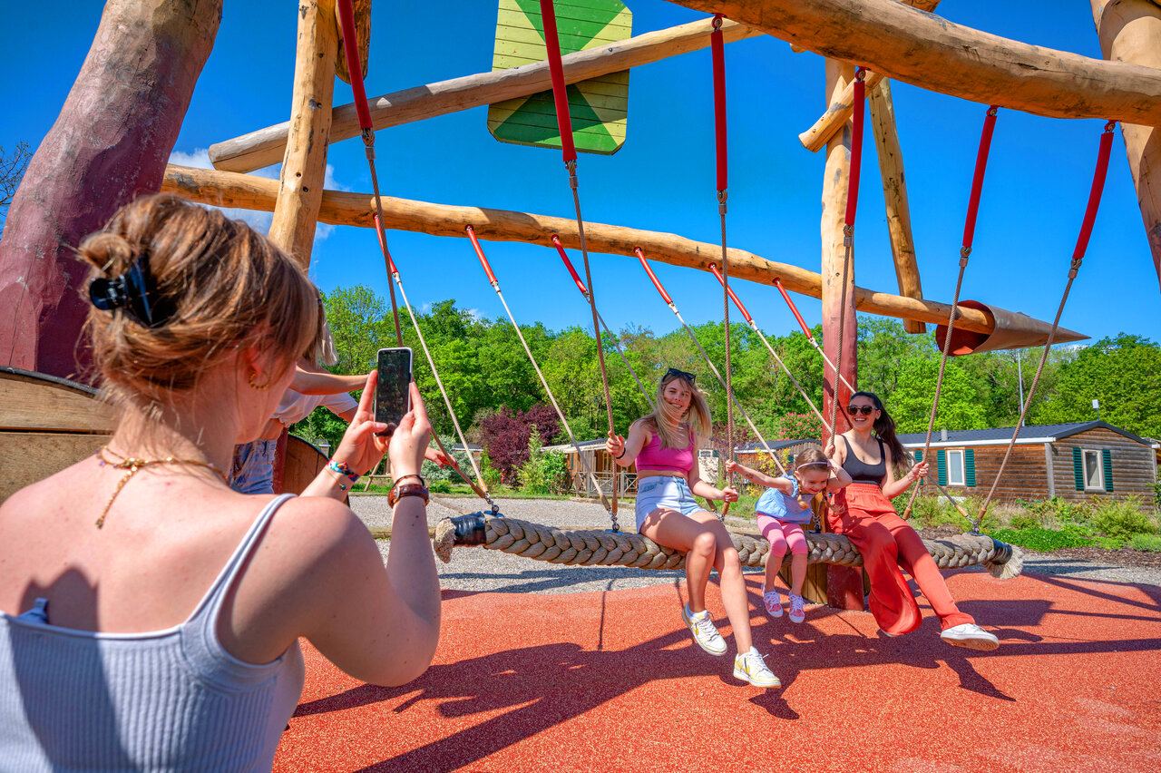 Balan�oire g�ante en bois, familles au camping CAPFUN Suzel � Sainte-Croix-en-Plaine.