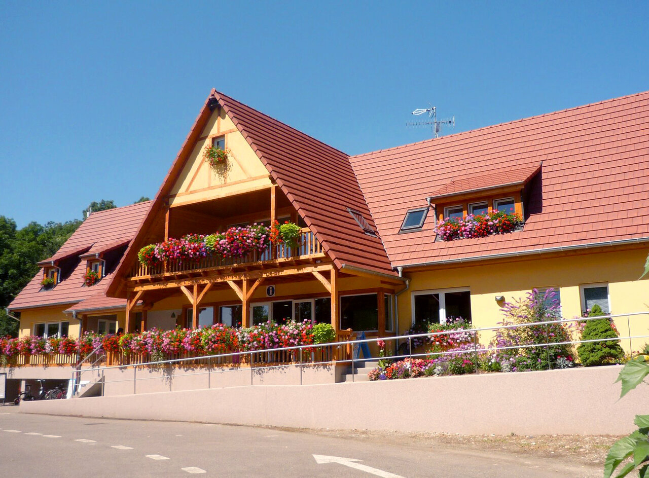 R�ception fleurie, balcon en bois, au camping CAPFUN Suzel � Sainte-Croix-en-Plaine.