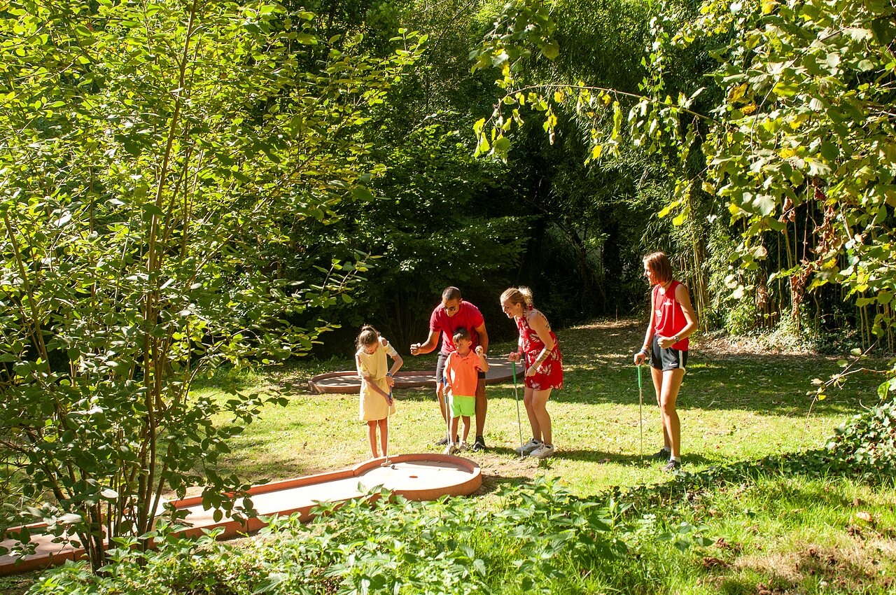 Partie de mini-golf en famille au camping CAPFUN Talaris Vacances � Lacanau (33).
