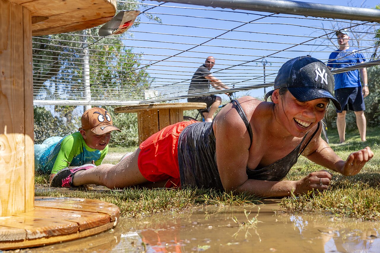 Parcours d'obstacles boueux au camping CAPFUN Talaris Vacances � Lacanau (33).