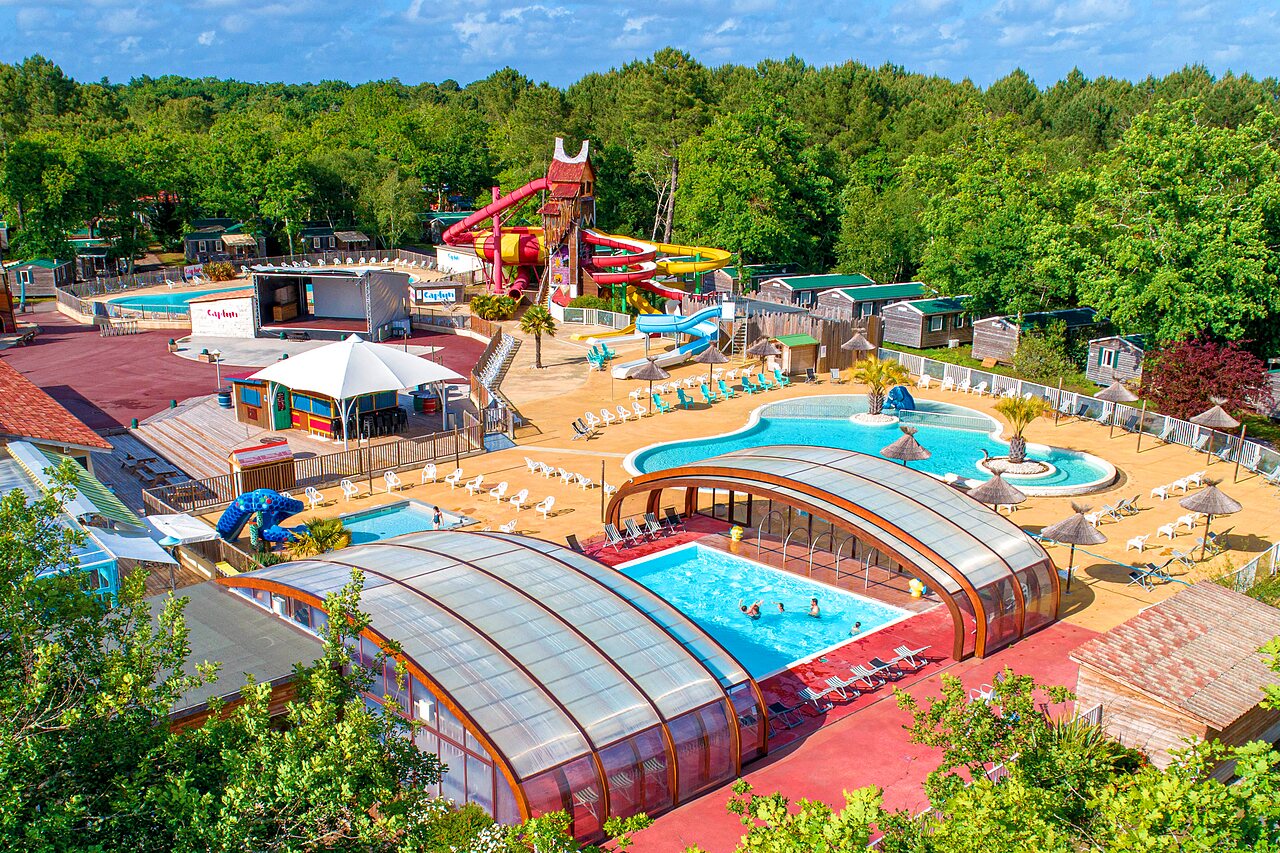 Piscines et toboggans du parc aquatique CAPFUN Talaris Vacances � Lacanau (33).