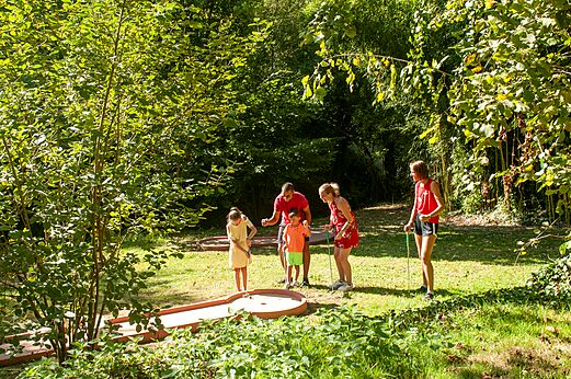 Mini-golf familial sur parcours verdoyant au camping CAPFUN Talaris Vacances à Lacanau.